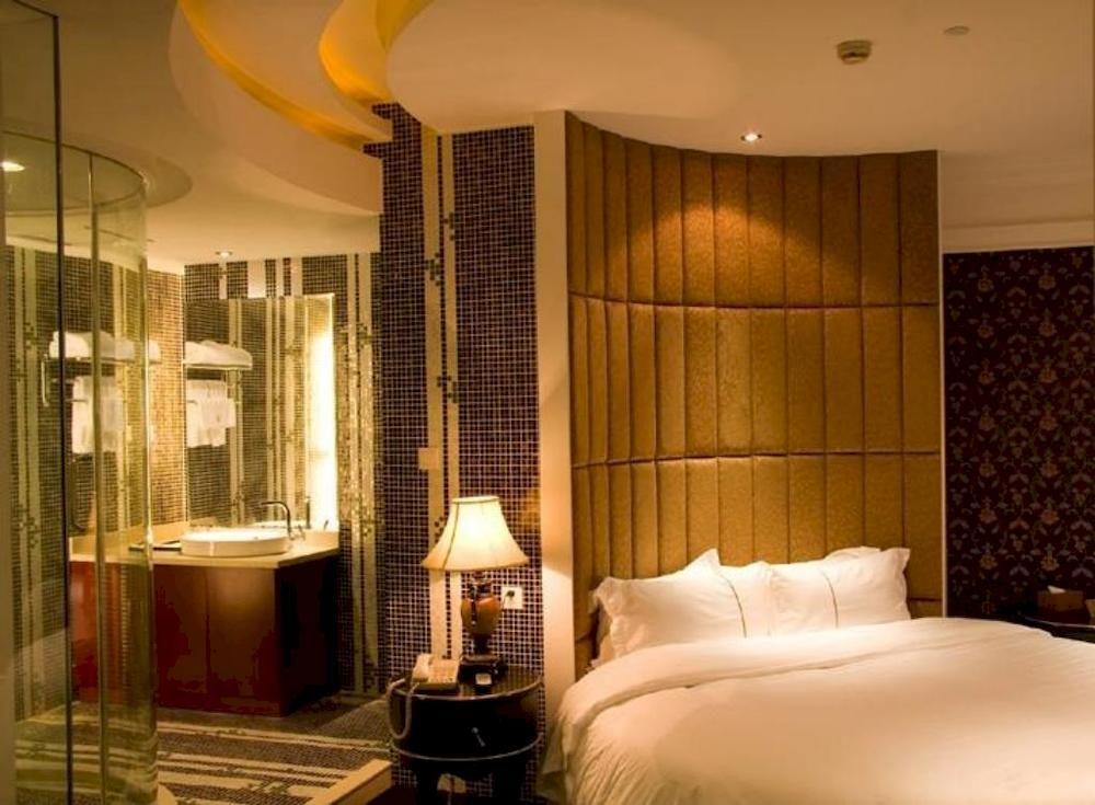 Manhattan Jinling Hotel Шанхай Екстериор снимка