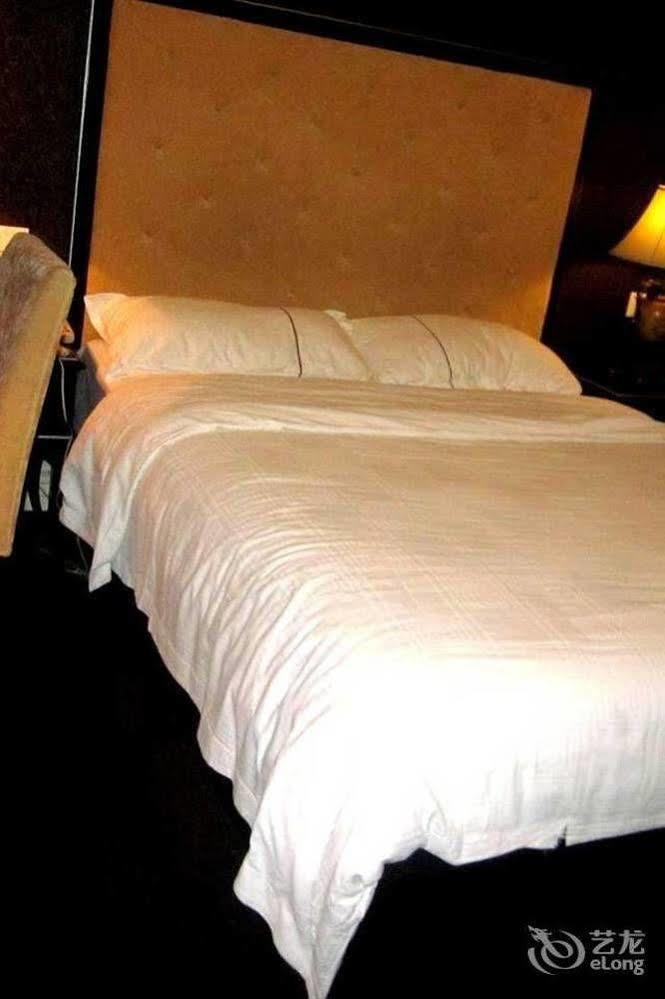 Manhattan Jinling Hotel Шанхай Екстериор снимка