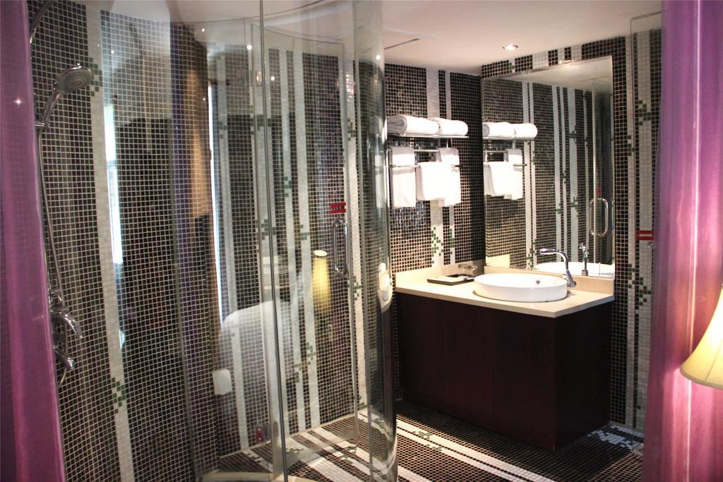 Manhattan Jinling Hotel Шанхай Екстериор снимка