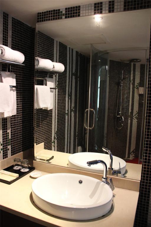 Manhattan Jinling Hotel Шанхай Стая снимка