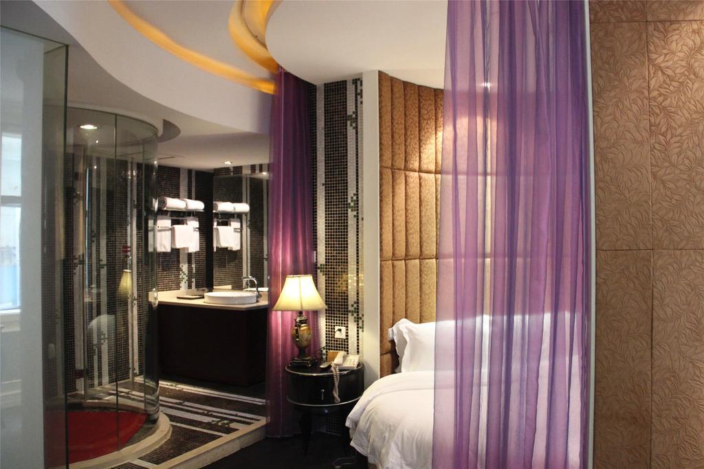 Manhattan Jinling Hotel Шанхай Екстериор снимка